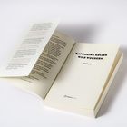 „KATHARINA KÖLLER, WILD WUCHERN, ROMAN.“ Geöffneter Buchumschlag auf hellem Untergrund.