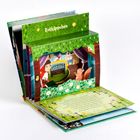 Text "Rotkäppchen". Illustration eines aufgeschlagenen Pop-up-Buchs mit Rotkäppchen und einem Eichhörnchen im Wald.