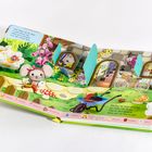 Text: „Dort drüben auf der Wiese...“ und „Milly Maus hat heute viel zu tun...“. Bunte Illustration mit einer Maus und Garten.