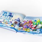 Kinderbuchseite mit dem Text: „Beim Wolkenmeer, im Schneegebirge...“. Bunte Tiere mit Winterkleidung vor einem Schloss und Wolken.