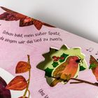 "Schon bald, mein süßer Spatz, da singen wir das Lied zu zwein," steht über zwei singenden Vögeln auf einem Ast.