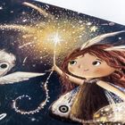 Eine Illustration mit einem Mädchen, das einen Zauberstab hält und funkelnde Sterne um sich hat. Eine Eule fliegt daneben.