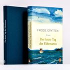Zwei Bücher, eins mit blauem Umschlag. Auf dem anderen: "Frode Grytten, Der letzte Tag des Fährmanns". Cover zeigt Meer und Boot.
