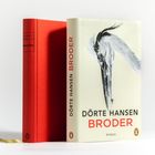 "Dörte Hansen BRODER ROMAN" in schwarzer und roter Schrift auf einem weißen Buchcover mit Kranich-Illustration.