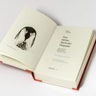 Buchtitel: "Das kleine Buch der Pinguine". Illustration eines Kaiserpinguins mit Küken. Bucheinband rot.