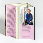 Auf rosa Hintergrund Text über Heinrich Schliemann und daneben ein Autor, sitzend in blauem Pullover, lächelnd am Fenster.
