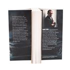 Ein Buchrücken in der Mitte, links Beschreibung eines Spionage-Thrillers, rechts Daniel Silva mit Kurzbiografie und Buchliste.