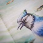 Illustration eines blauen Vogels mit offenem Schnabel. Der Hintergrund ist sanft und pastellfarben gehalten.