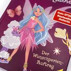„Der Wunschperlen-Auftrag“. Logo: Eine Fee in pinkem Kleid, mit blauen Haaren und Flügeln, daneben ein violettes, flauschiges Tier.