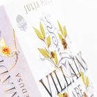 „JULIA HOLBE“ und „VILLAINS ARE“ auf hellem Hintergrund mit goldenen Blättern und Blumen.