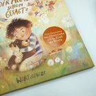 Text: "Eine Geschichte über Elternliebe und die Kraft der Worte". Illustration: Kind umarmt Teddybär, Deko mit Blumen und Pilzen.