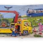 Ein gelber Lkw hebt einen grünen Traktor. Tiere in Regenkleidung schauen zu. Ein blauer Bus im Hintergrund.