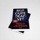 Text: "NOT QUITE DEAD YET", "SPIEGEL Bestseller-Autorin", "HOLLY JACKSON", "Lübbe", "THRILLER". Zwei Bücher übereinander.