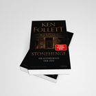 "Ken Follett. Stonehenge. Die Kathedrale der Zeit." Ein Buchcover mit einer Illustration von Stonehenge und einem Bestseller-Aufkleber.