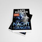 Buchcover: "Lars Kepler, Der Nachtgänger", "SPIEGEL Bestseller". Nachtszene mit Gesicht und einem Mann vor Haus.