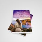 "Die Liebe unter neuen Sternen" von Anna Jacobs. Eine Frau steht am Küstenrand, blickt aufs Meer bei Sonnenuntergang.