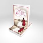 "Sophie Oliver: Hedley Mill. Wohin der Weg dich führt." zeigt Frau in Rot auf Weg zu einem Haus.