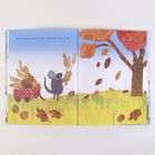 Die Herbstmaus schickt mit Nuss und Weizen schöne Grüße. Eine Maus zieht einen Wagen voller Herbstfrüchte vor einem Baum.