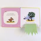 Texte: "Ist er unterm Baum und legt seine Schleife um?", "Nein, das ist das Lämmchen."  
Illustration: Hase, Ei, Lämmchen, Baum.