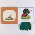 "Spielt sie auf der Weide?" Ein Hase und ein Küken. "Nein, das ist das Pferd." Ein Pferd vor einem Baum. Grüne Filz-Applikation.