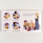 Vier Illustrationen links zeigen Carli beim Brötchenkauf. Rechts packt Carli Brötchen in einen Bollerwagen.