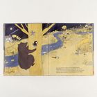 Am anderen Ufer treffen sie einen kleinen Specht. Illustration: Ein Bär und ein Kind klettern auf einen Baum am Fluss.