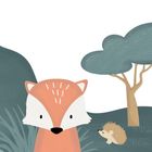 Eine Illustration zeigt einen Fuchs und einen Igel in einer stilisierten Landschaft mit Baum und Hügeln.