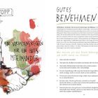 "Stopp. 100 Verhaltensregeln für ein gutes Miteinander. Gutes Benehmen. Was müssen wir also heute beherzigen, um nicht sozial zu stinken?"

Links sitzt eine Person auf der Toilette, während sie ein Blatt hält. Darunter sind bunte Farbkleckse. Rechts listet Punkte für gutes Benehmen.