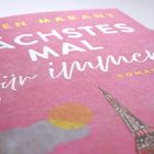 Cover mit Text: "Nächstes Mal für immer." Illustration des Eiffelturms, unter rosa Himmel mit Wolke und Sonne.