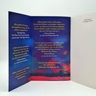 Rechts: "Abby Jimenez, The Night We Met". Links: Rezensionen zu Büchern von Abby Jimenez vor einem bunten Feuerwerkshintergrund.