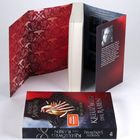 „SPIEGEL Bestseller“ auf der Vorderseite. Buch mit rotem Einband, weißer Text über den Autor Andrzej Sapkowski innen.