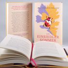 Die Titel sind: "Der Eremitensommer" von Anne Sverdrup-Thygeson. Cover mit einem bunten Käfer, Buchseiten offen aufgefächert.