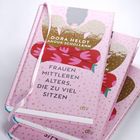 "FRAUEN MITTLEREN ALTERS, DIE ZU VIEL SITZEN" steht auf einem rosa Buchstapel mit goldenen Punkten und einer Illustration.