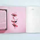 Links ein stilvoller Rahmen umgibt Text auf rosa Hintergrund. Rechts steht "Katie Bernet, Beth is dead." daneben Lilien.