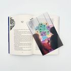 Seite 102, Kapitel 12. Ein Buch mit einem farbenfrohen Bild von zwei silhouettierten Personen und geometrischen Formen.