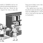 Text: „... das war Auguste? Der Arme...“ Zwei Mädchen in Schuluniformen, eines zeigt auf eine Taschenuhr am Boden.