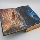 Paare in festlicher Kleidung, Umgebung voller blühender Bäume und sternenklarem Himmel, detailreiche Kunst.