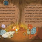 Text vor einem Baumhöhlenhintergrund. Ein Bär mit Decke, eine Biene, ein schlafendes Tier und ein Korb sind abgebildet.