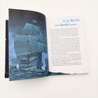 "Als die Nächte noch dunkel waren" in blauer Schrift. Illustration eines Segelschiffs auf stürmischer See unter sternklarem Himmel.