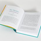 „Der Meister und sein Stöckchen“ steht als Kapitelüberschrift groß oben auf einer Doppelseite eines geöffneten Buches.
