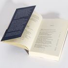 Ein aufgeschlagenes Buch mit einem Inhaltsverzeichnis, das Kapitel wie "AUFBRUCH UND SELBSTFINDUNG" aufführt.