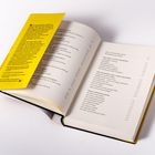 Ein aufgeschlagenes Buch mit gelbem Einleger. Der Einleger zeigt Zitate über Gedanken. Das Buch enthält ein Inhaltsverzeichnis.