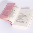 Zu sehen ist ein Buch mit geöffnetem Inhaltsverzeichnis. Links ein rosa Einband mit einem Zitat von Linda-Marlén Leinweber.