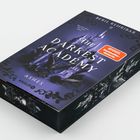 "The Darkest Academy", violettes Cover, Schloss, Flügel, "SPIEGEL Bestseller-Autorin"-Sticker, dekorative Ornamente.