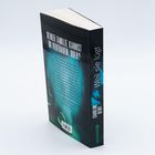 "DEINER FAMILIE KANNST DU VERTRAUEN, ODER?" steht oben, "Weil sie lügt" am Buchrücken. Es ist ein Buch mit dunklem Cover.