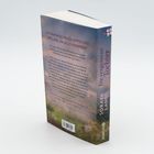 "Ein dramatisches Geheimnis und eine Liebe, die alles verändert." Buchrücken mit Landschaftsbild und Blumenillustration.