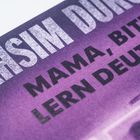 Titel: "MAMA, BITTE LERN DEUTSCH". Lila Hintergrund, weiße und schwarze Schrift.