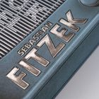 Text: "Sebastian Fitzek". Das Bild zeigt eine Nahaufnahme eines blauen, metallischen Retro-Radios.