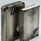 Buch "Der Nachtzug" von Sebastian Fitzek, Psycho-Thriller. Steht neben einer metallischen Box. Limitierte Edition.