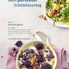 "Mein perfekter Schilddrüsentag. Morgens Beerenjoghurt: Zutaten wie Schafsmilch- oder Kokosjoghurt, dunkle Beeren."  
Auf einem Tisch stehen ein Beerenjoghurt und ein Salat.